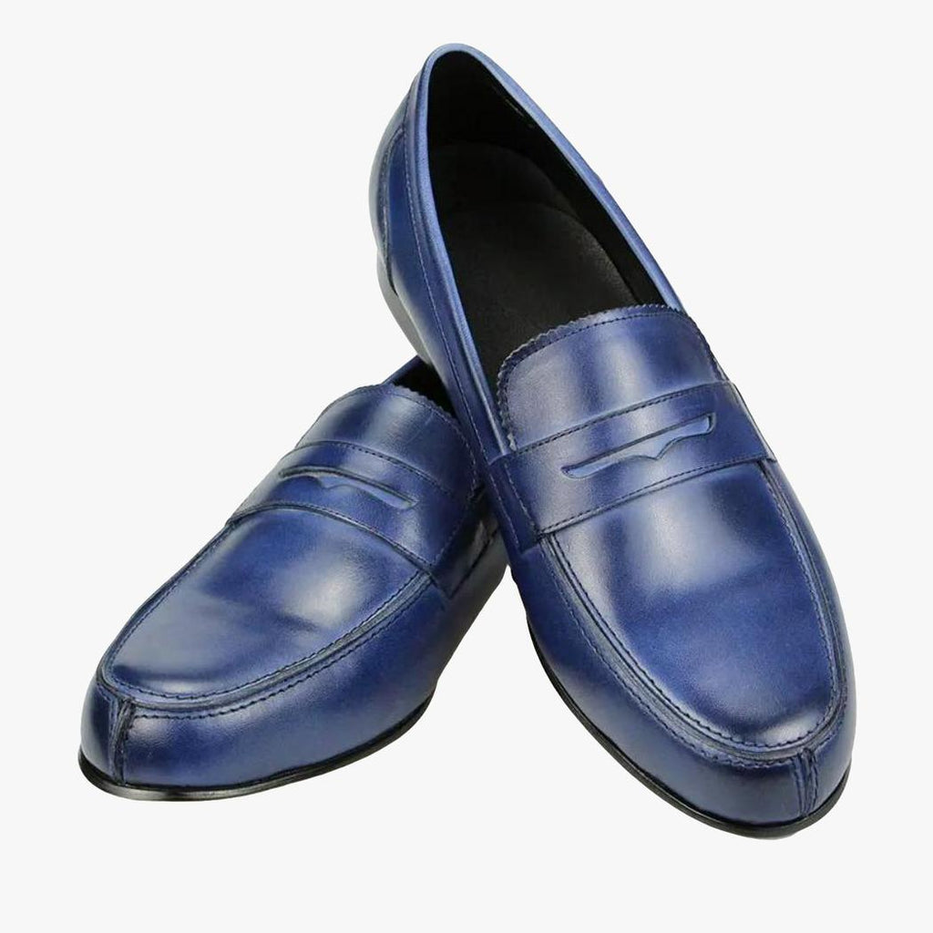 Op een witte achtergrond een paar blauwe loafers van echt leer voor heren