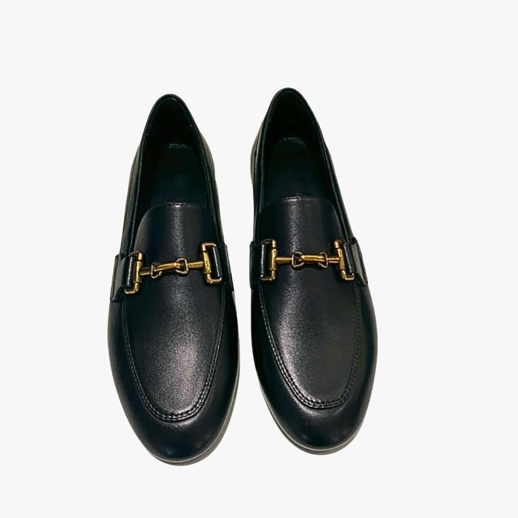 je ziet op een witte achtergrond een paar zwarte dames loafers van echt leer