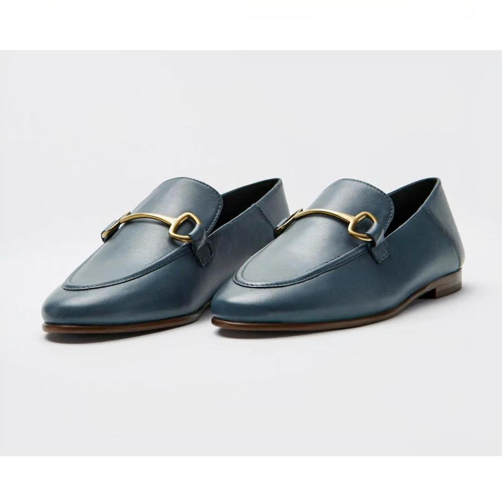Dunne loafers met gouden metalen gesp in echt leer