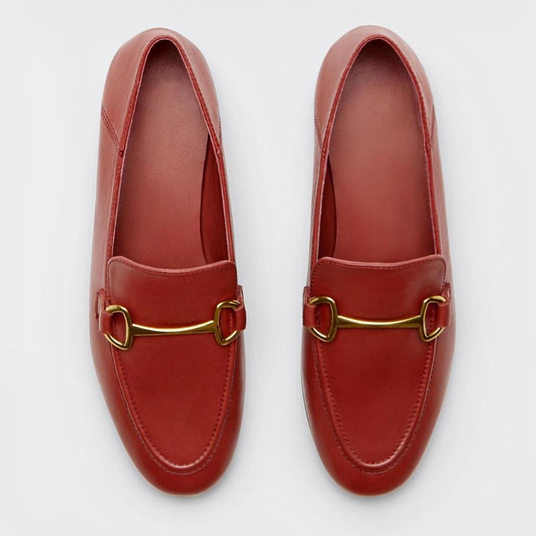 Dunne loafers met gouden metalen gesp in echt leer