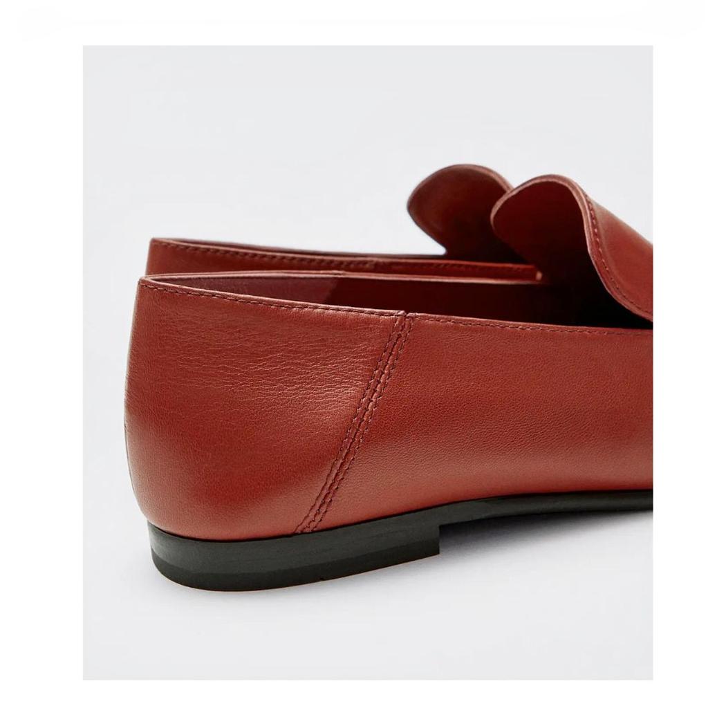 Dunne loafers met gouden metalen gesp in echt leer