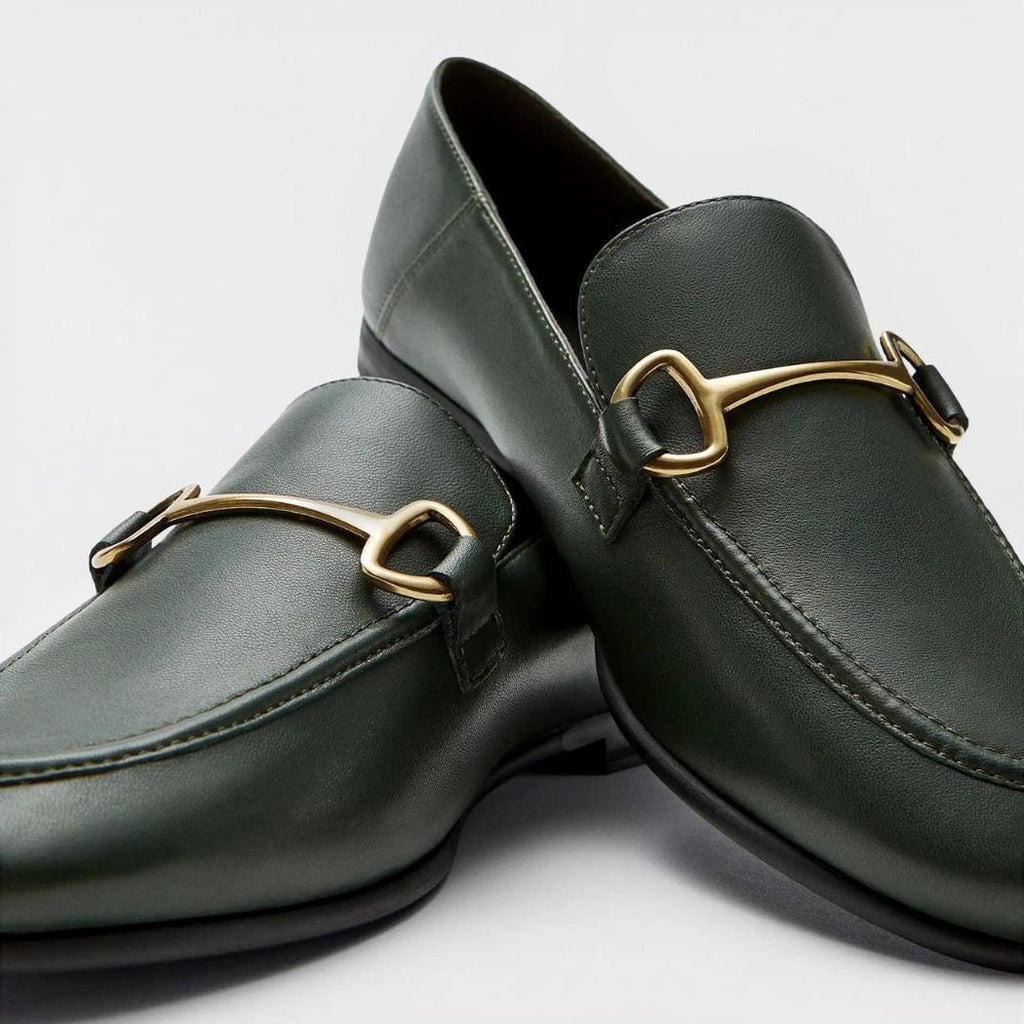 Dunne loafers met gouden metalen gesp in echt leer