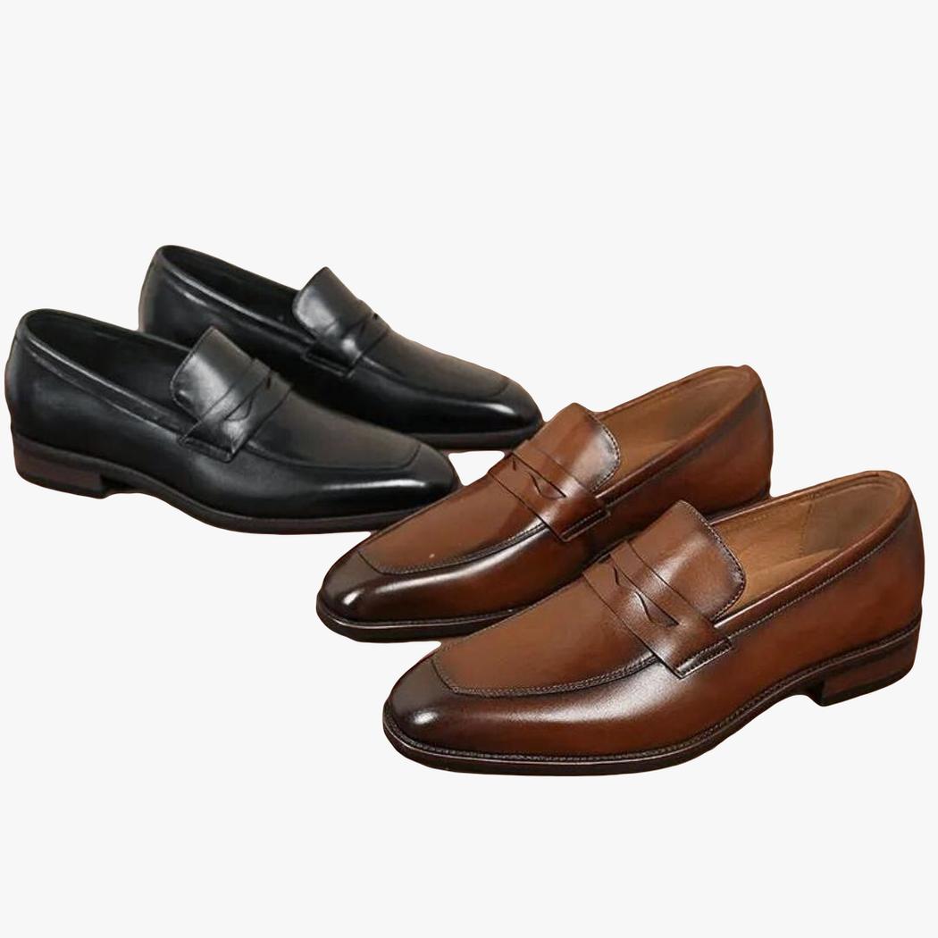 Op een bruine achtergrond zie je twee paar nette loafers van echt leer voor heren, een paar is zwart en het andere bruin