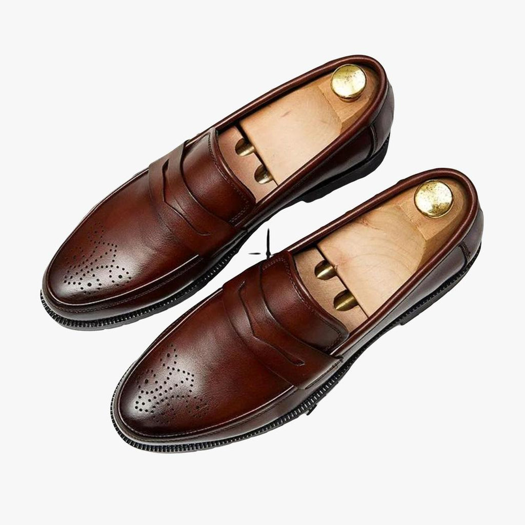 Op een lichte achtergrond zie je een paar bruine bruiloft loafers in synthetisch leer voor heren