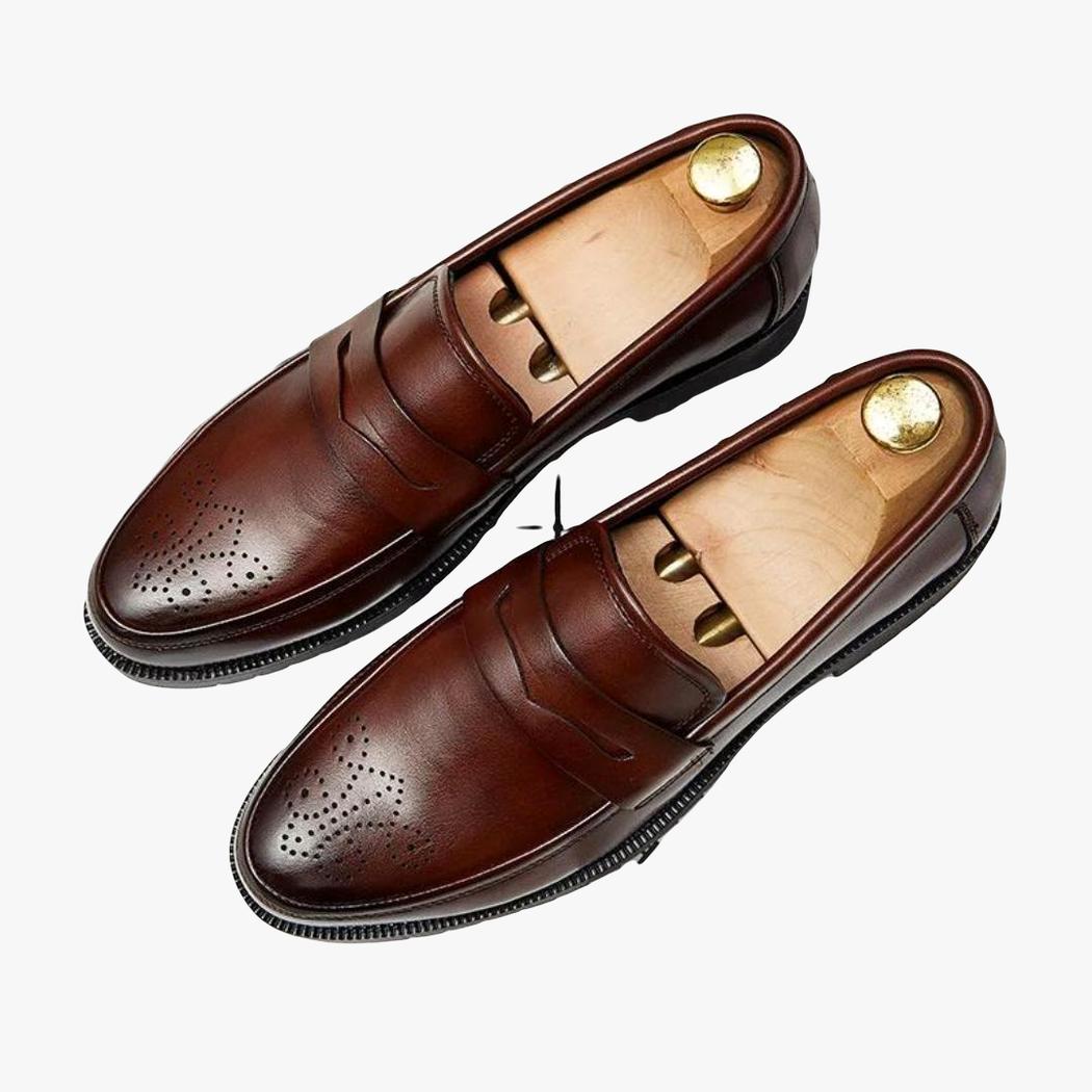 Op een lichte achtergrond zie je een paar bruine bruiloft loafers in synthetisch leer voor heren