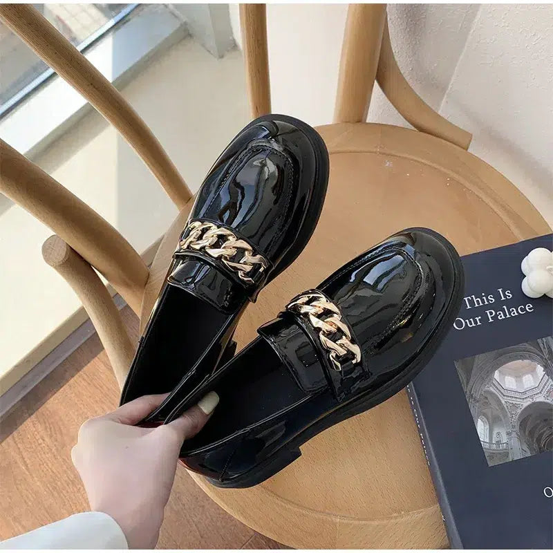Gelakte loafers met lage hakken en ketting
