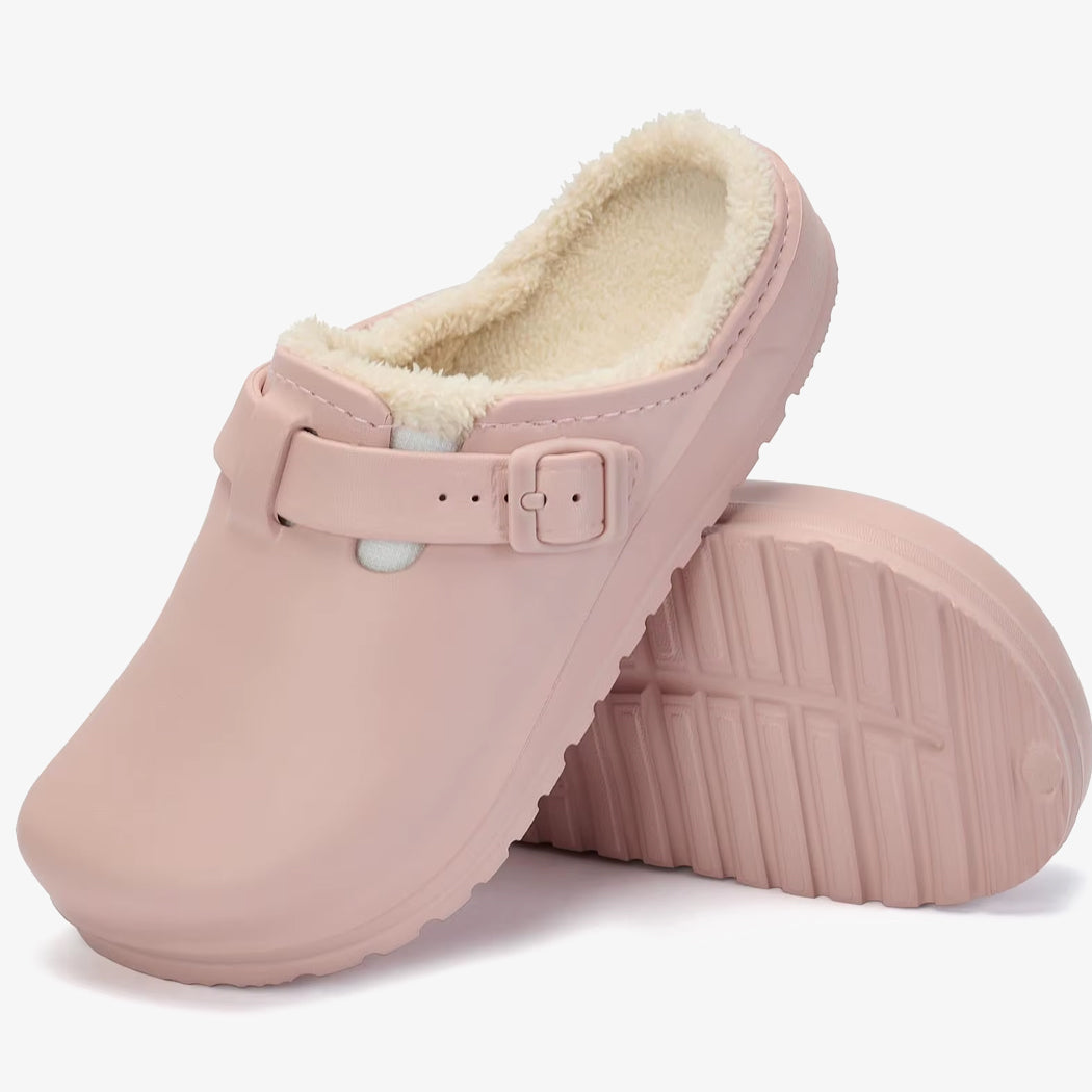 Paar gevoerde instap loafers van synthetisch leer voor dames op een witte achtergrond