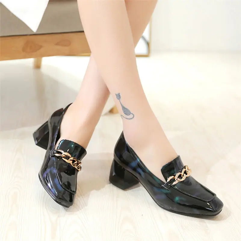 Loafers met hak en ketting in lakleer voor dames