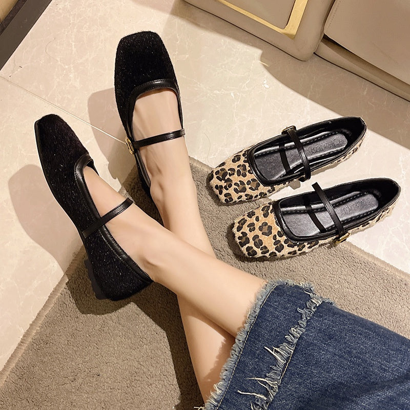 Platte loafer in ballerinastijl met een gesp op de wreef