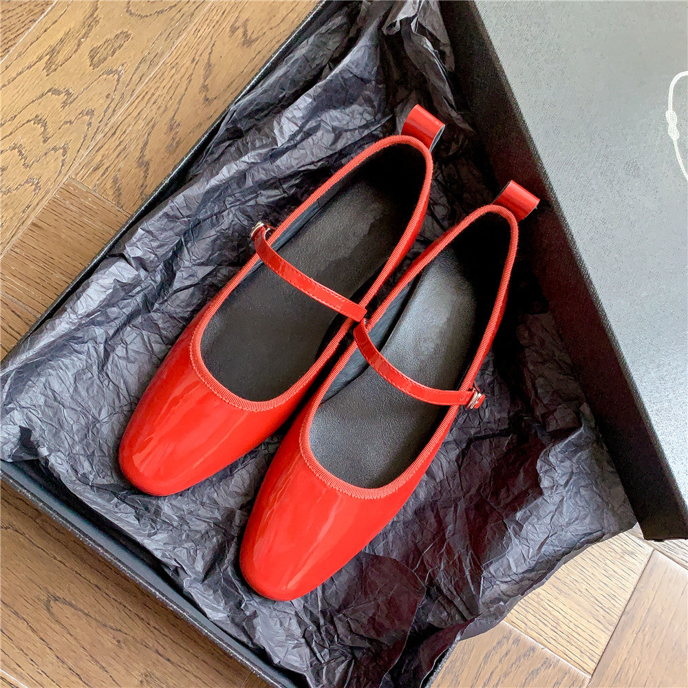 Ballerina loafer van lakleer met een smalle gesp op de wreef