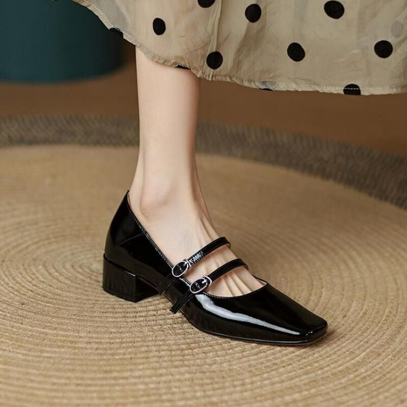 Ballerina loafer met twee gespen op de wreef en een lage blokhak