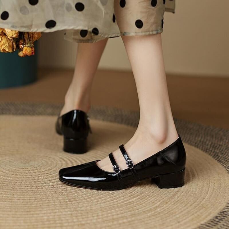 Ballerina loafer met twee gespen op de wreef en een lage blokhak