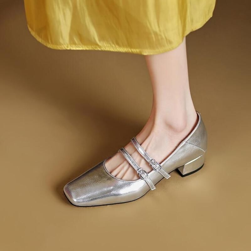 Ballerina loafer met twee gespen op de wreef en een lage blokhak