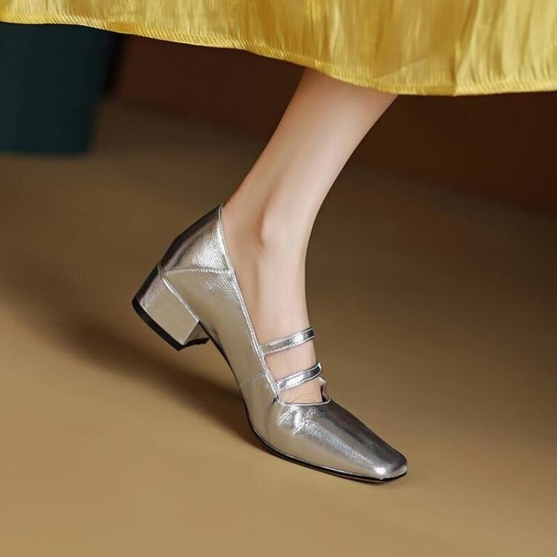 Ballerina loafer met twee gespen op de wreef en een lage blokhak