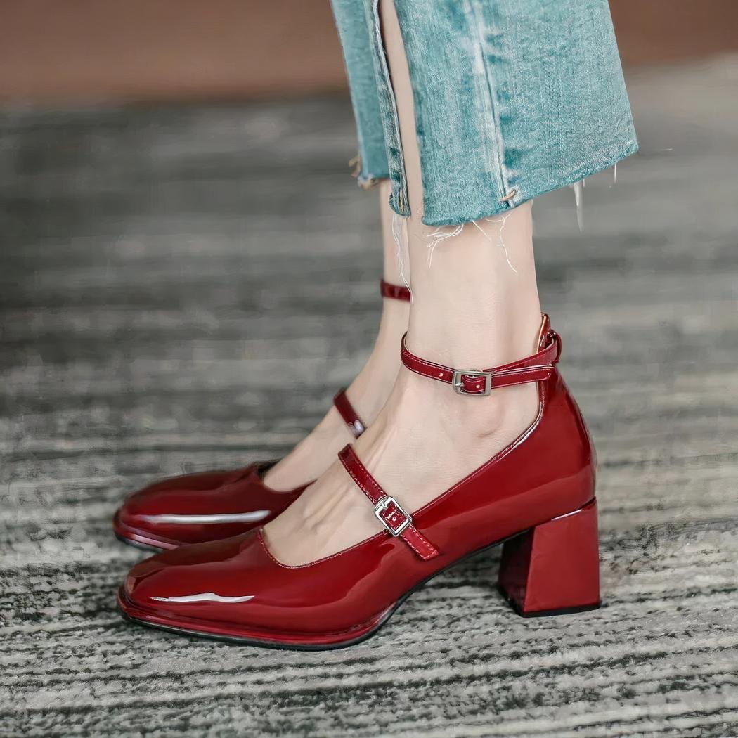Gelakte loafer in ballerinastijl met hak en twee bandjes