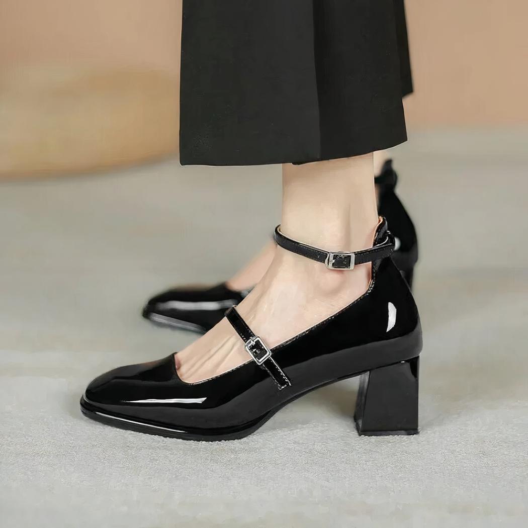 Gelakte loafer in ballerinastijl met hak en twee bandjes