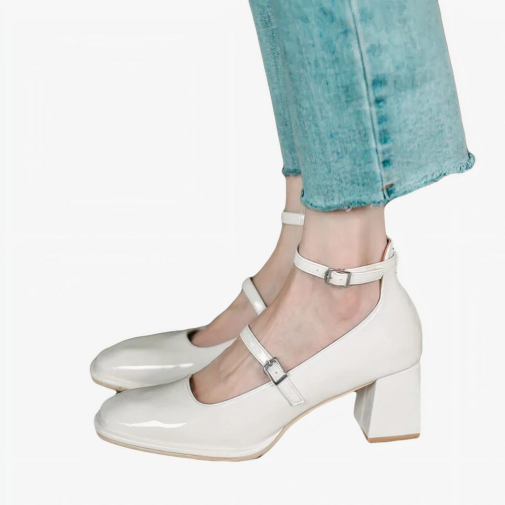 Gelakte loafer in ballerinastijl met hak en twee bandjes