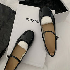 Gelakte ballerina loafer met ronde neus, Zwart