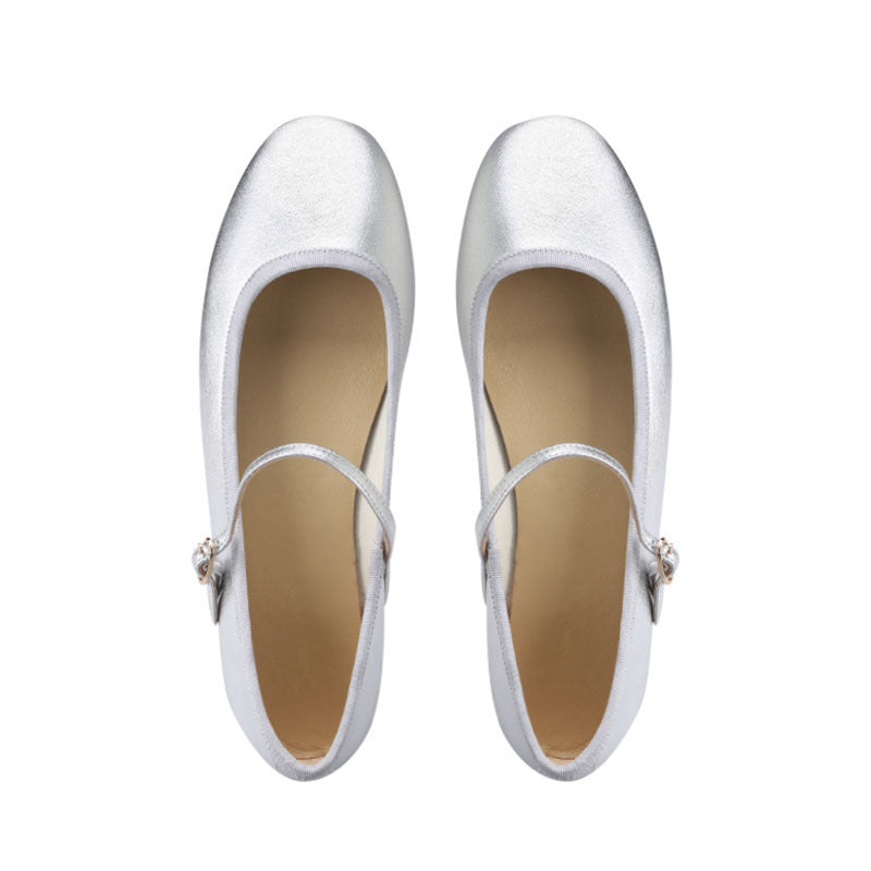 Ballerina loafer van lakleer met ronde neus en een smalle gesp op de wreef