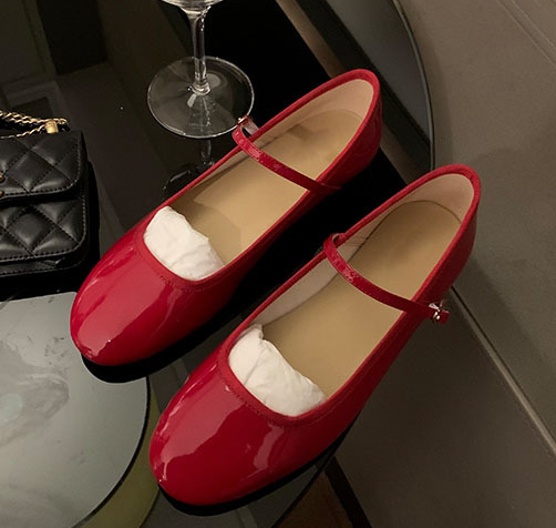 Ballerina loafer van lakleer met ronde neus en een smalle gesp op de wreef