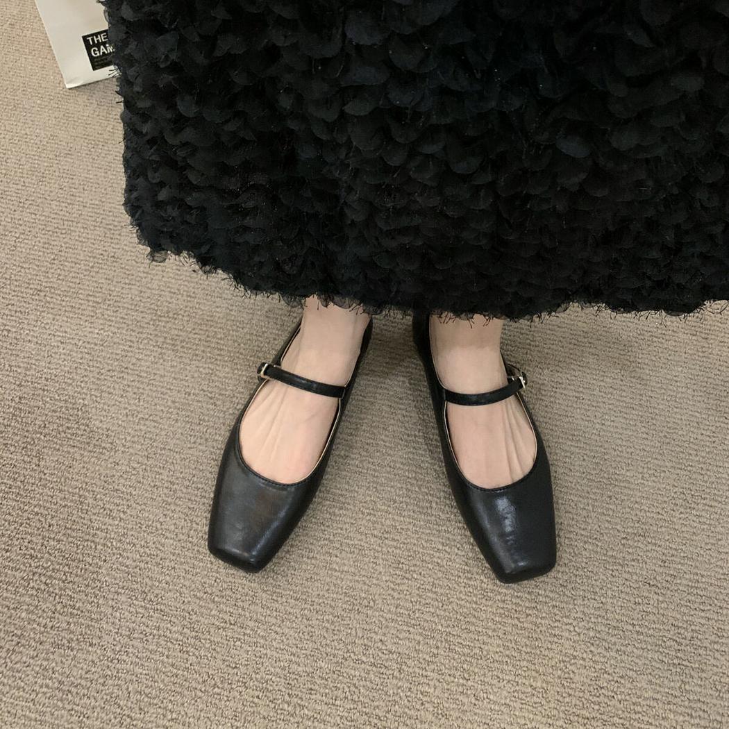 Mary Jane loafers met vierkante neus en een klein gespje op de wreef