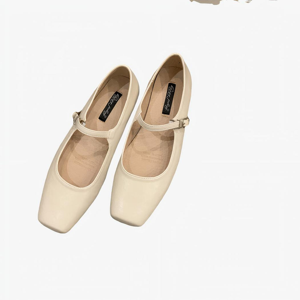 Mary Jane loafers met vierkante neus en een klein gespje op de wreef