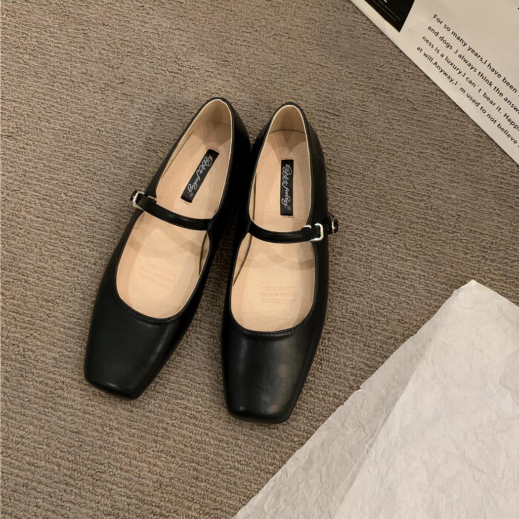 Mary Jane loafers met vierkante neus en een klein gespje op de wreef