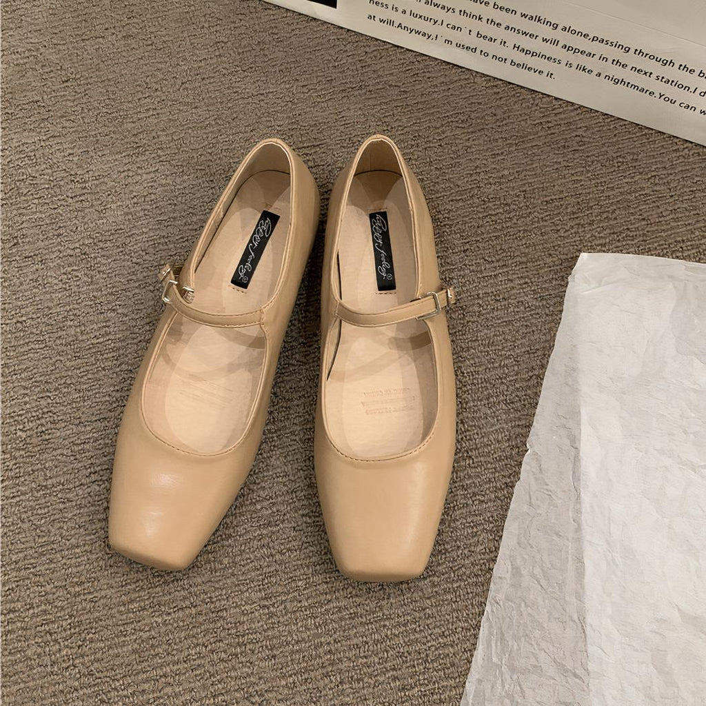 Mary Jane loafers met vierkante neus en een klein gespje op de wreef