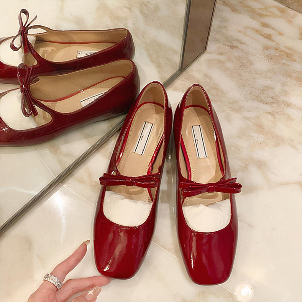 Mary Jane loafers met vierkante neus en een kleine strik die over het gespje op de wreef loopt
