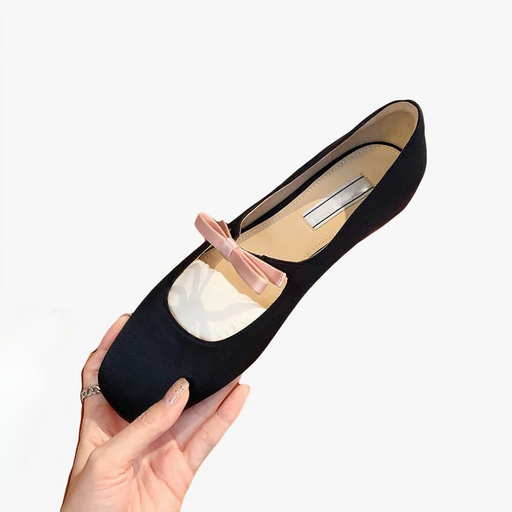 Mary Jane loafers met vierkante neus en een kleine strik die over het gespje op de wreef loopt