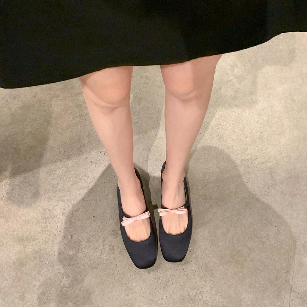 Mary Jane loafers met vierkante neus en een kleine strik die over het gespje op de wreef loopt