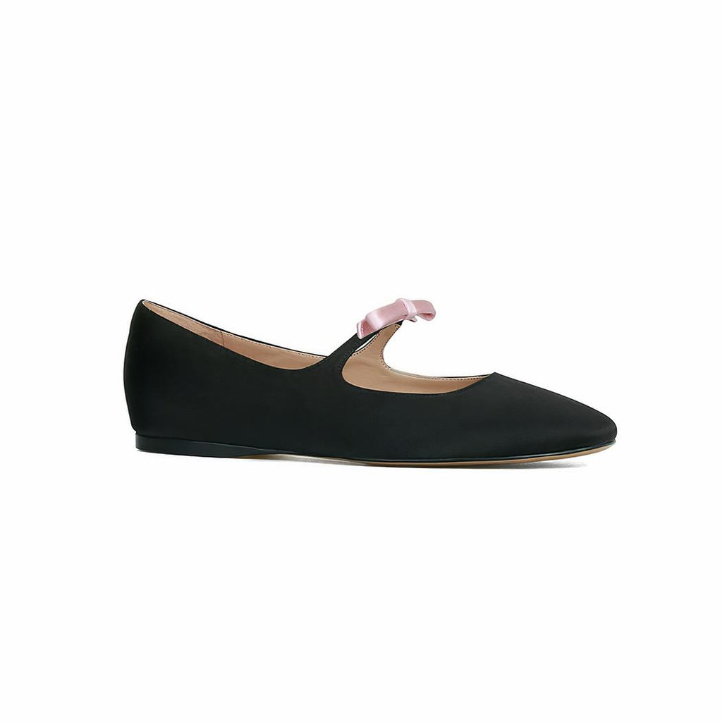 Mary Jane loafers met vierkante neus en een kleine strik die over het gespje op de wreef loopt