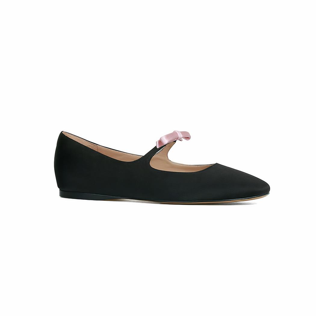 Mary Jane loafers met vierkante neus en een kleine strik die over het gespje op de wreef loopt
