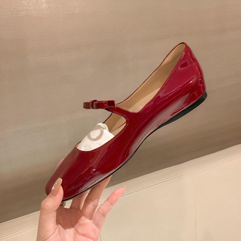 Mary Jane loafers met vierkante neus en een kleine strik die over het gespje op de wreef loopt