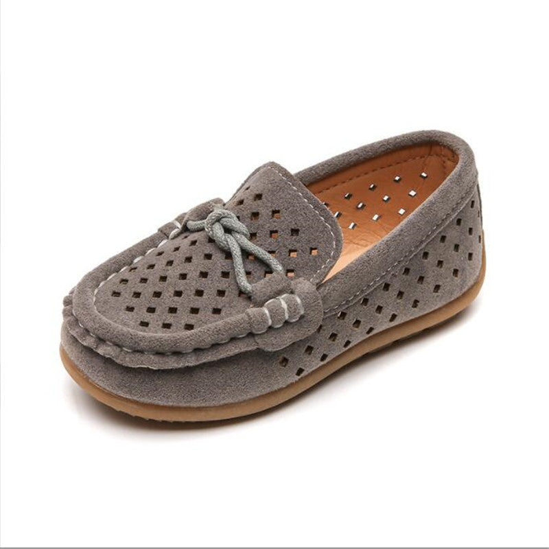 Ademende suède casual loafers voor jongens met een witte achtergrond