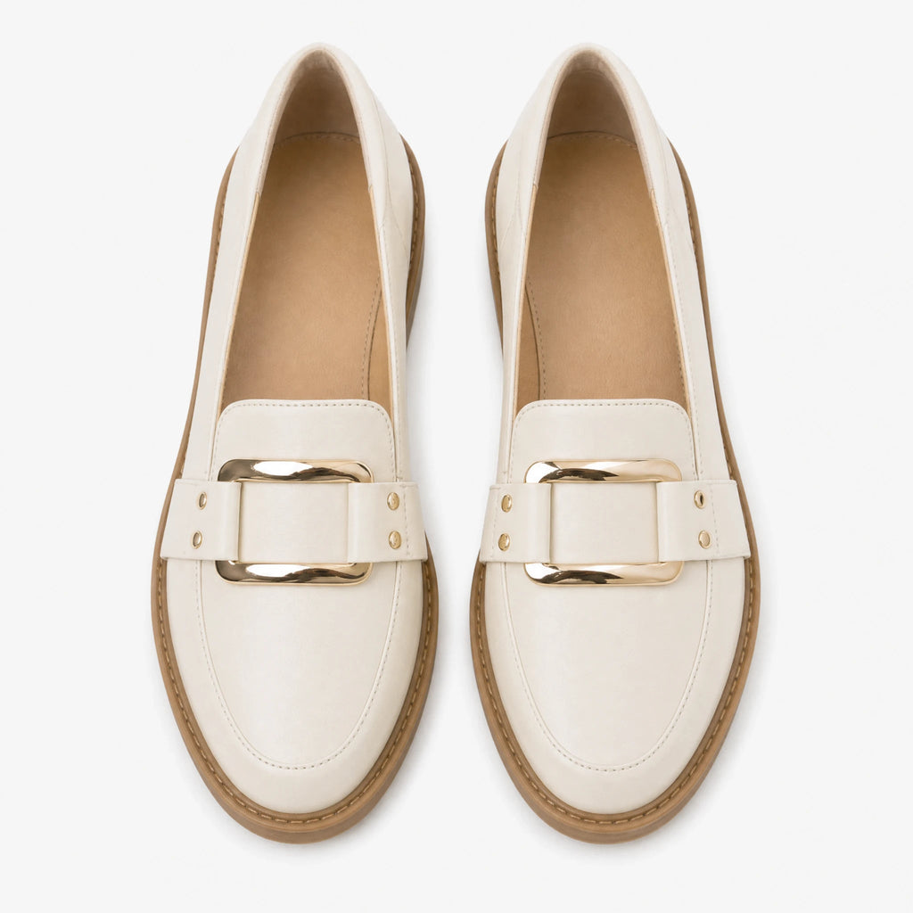 Beige dames mocassin met gouden gesp, zijaanzicht