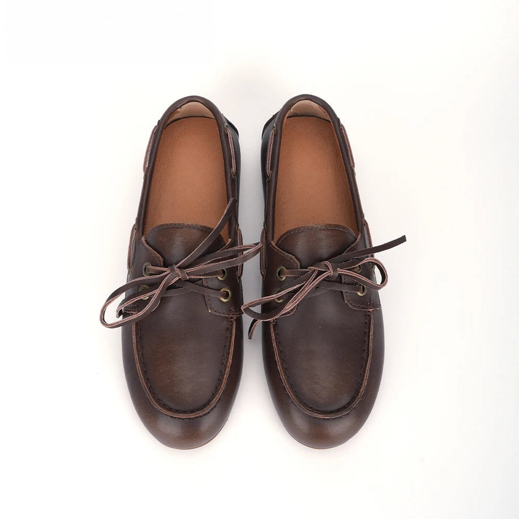 Bruine bootschoenen voor dames met veters in splitleer, draagfoto