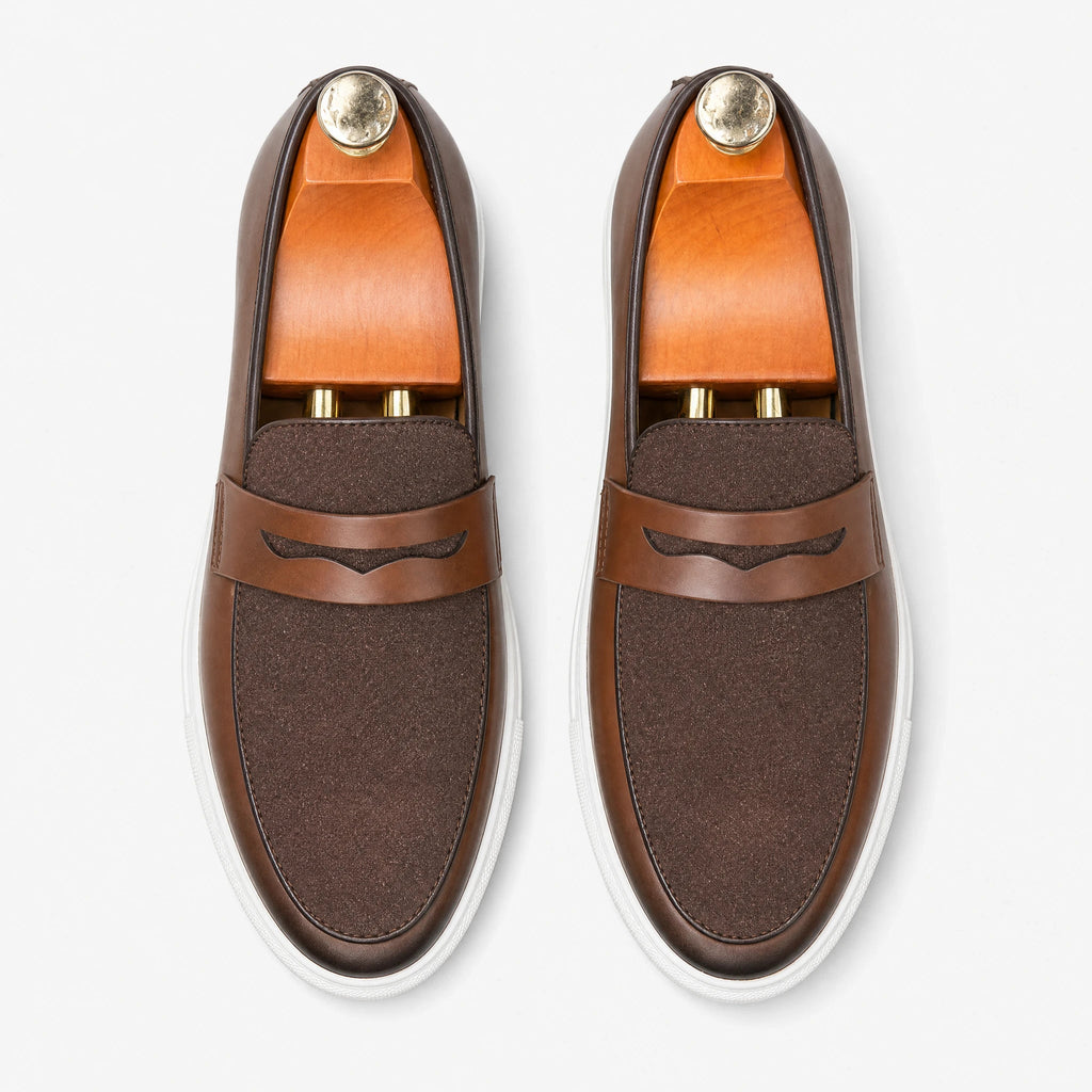 Bruine bicolor heren mocassin met textuurinzet, zijaanzicht