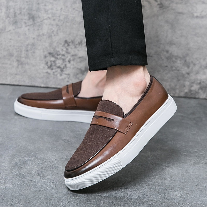 Bicolor heren mocassin gedragen met chino