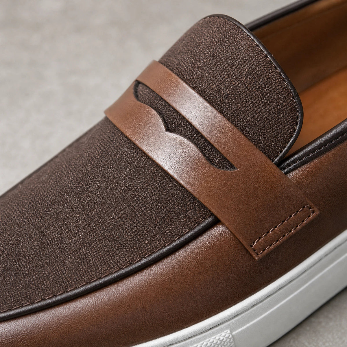 Bruine bicolor mocassin met witte zool, voorkant