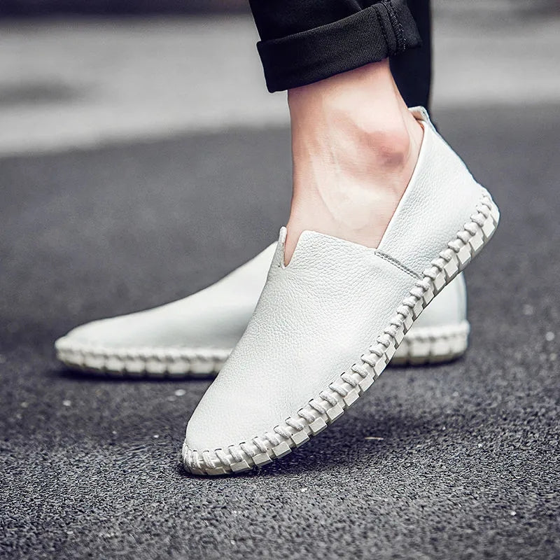 Casual witte loafers voor mannen met een straatachtergrond en een man die de loafers draagt