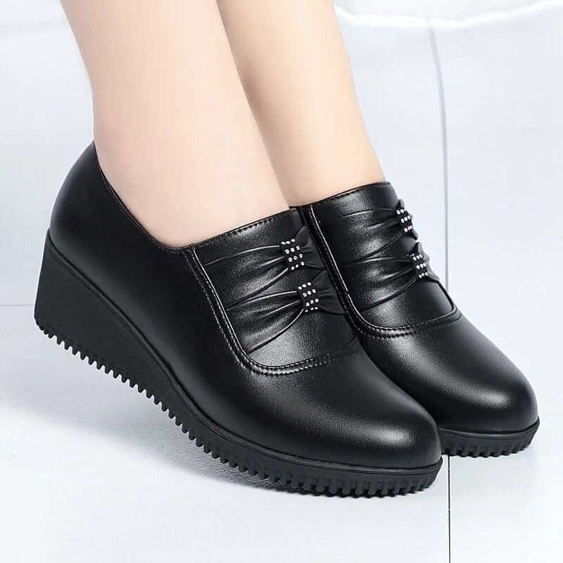 Comfortabele loafers met sleehak in zwart kunstleer voor dames