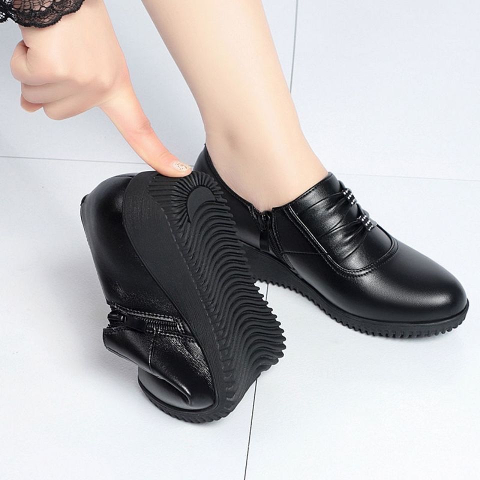 Comfortabele loafers met sleehak in zwart kunstleer voor dames