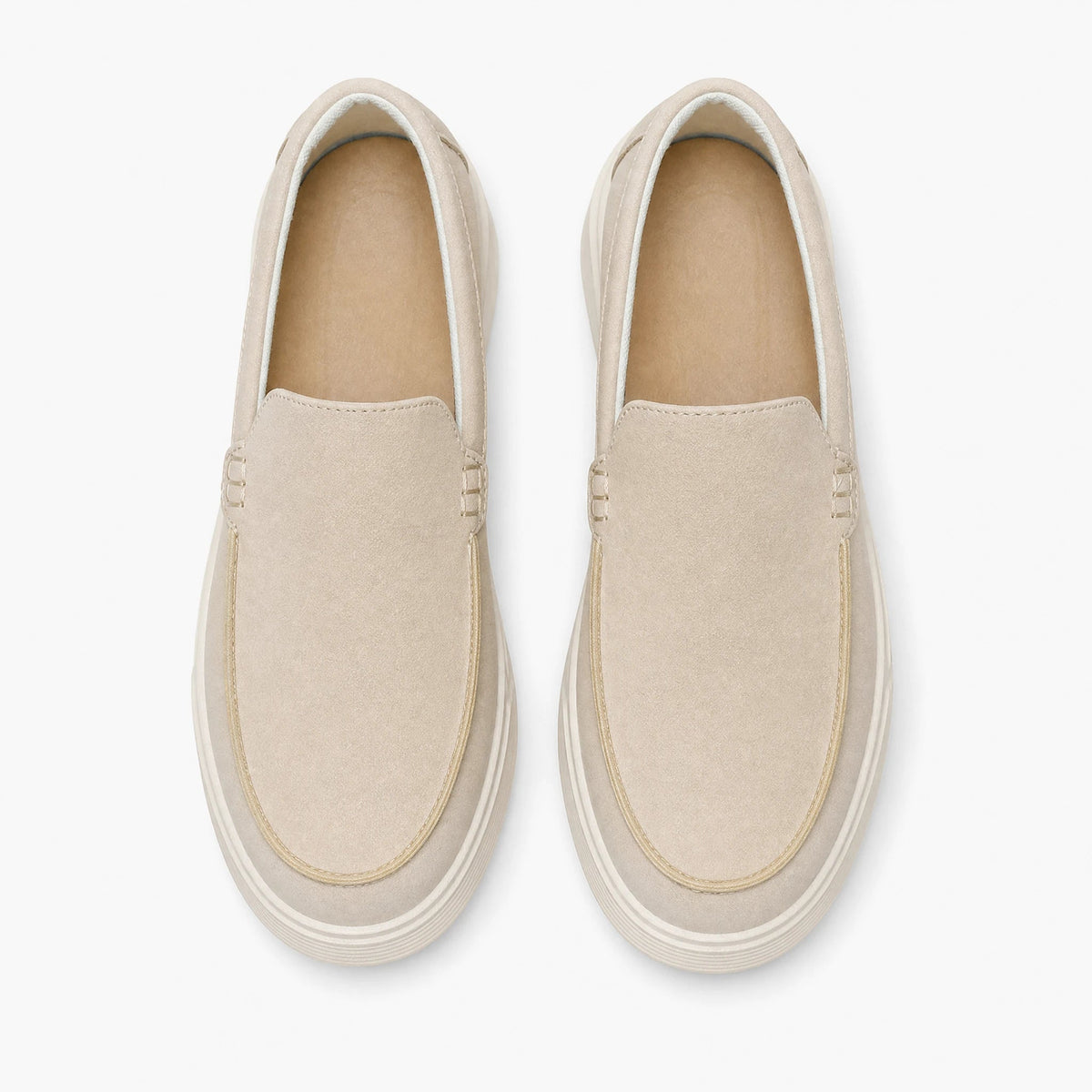 Crèmekleurige heren mocassin met witte plateauzool, zijaanzicht