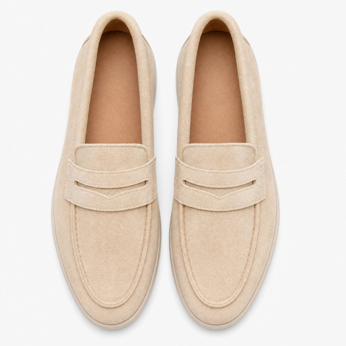 Damesloafer met bandje en witte zool in beige, voorkant