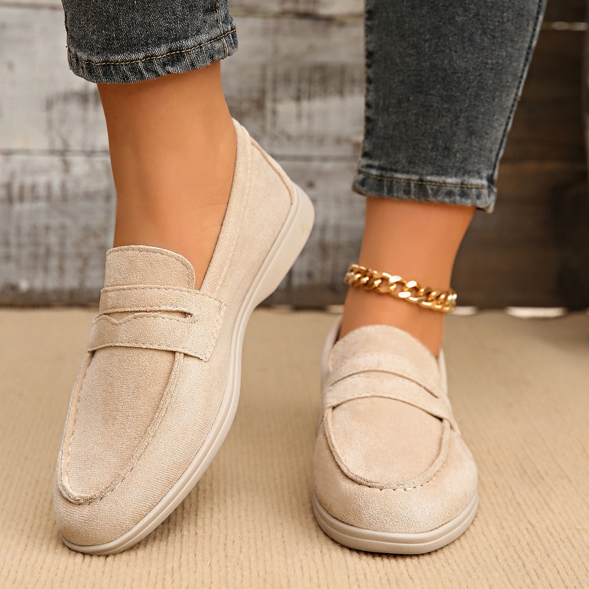Damesloafer met bandje en witte zool in camel, close-up