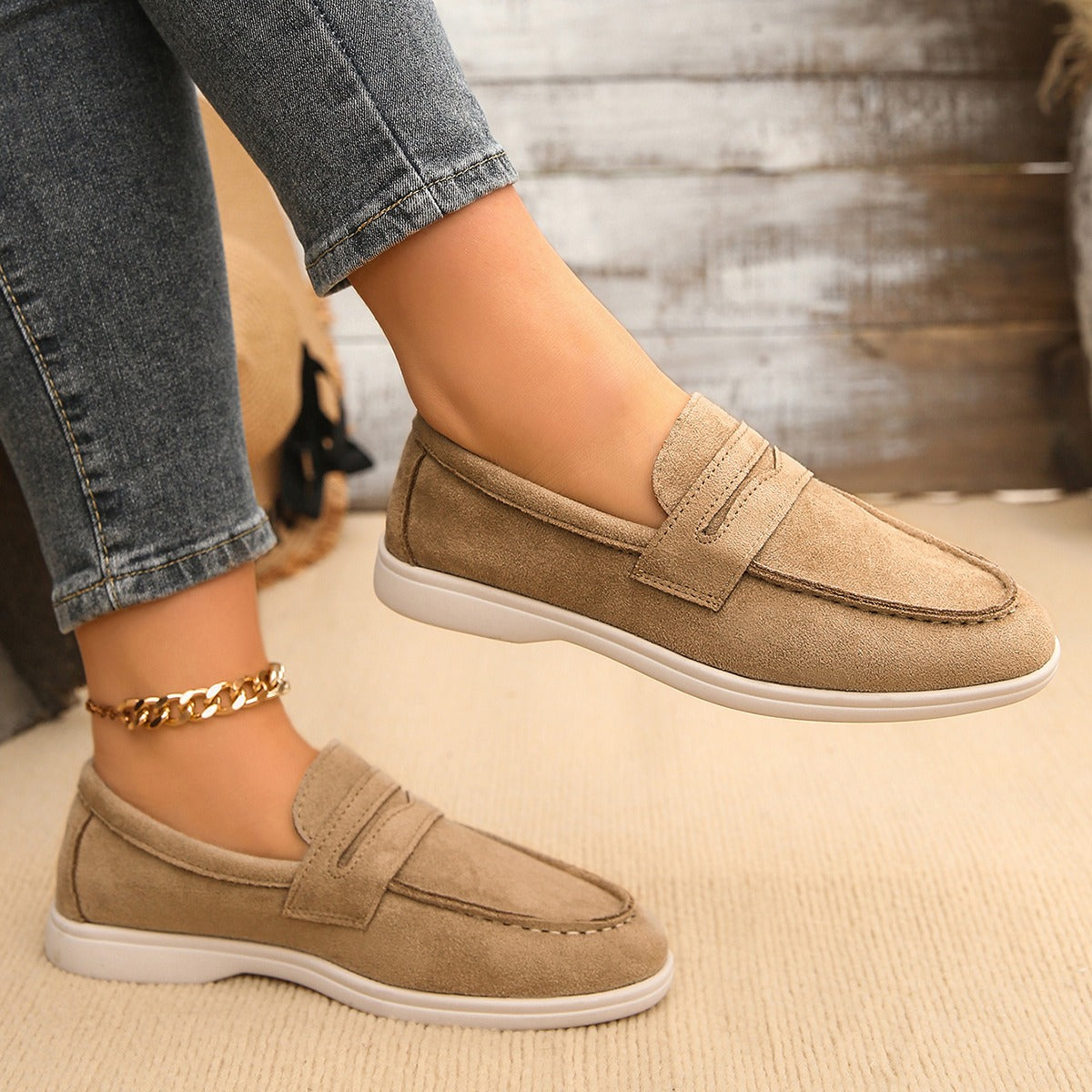Damesloafer met bandje en witte zool in marineblauw, in de omgeving