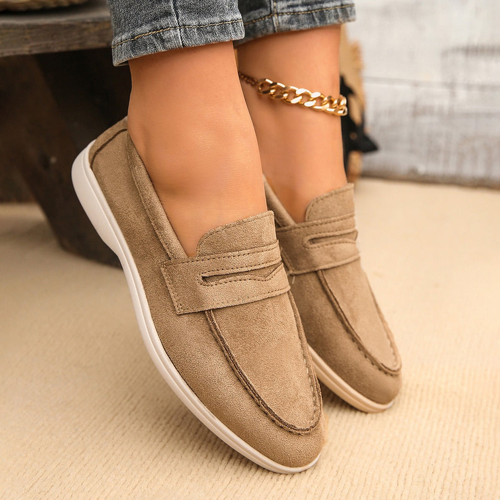 Damesloafer met bandje en witte zool in zwart, detail van het materiaal
