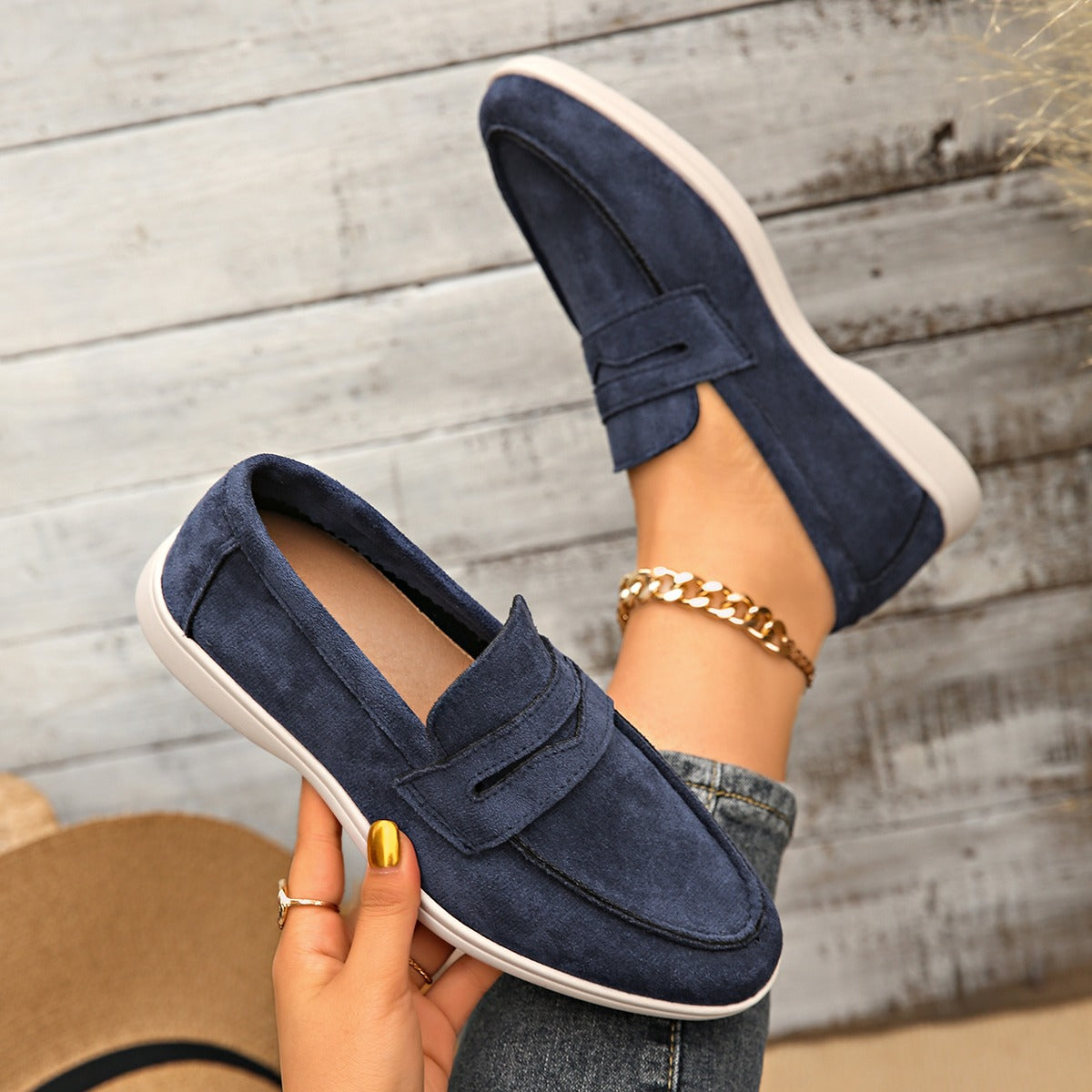 Damesloafer met bandje en witte zool in beige, voorkant