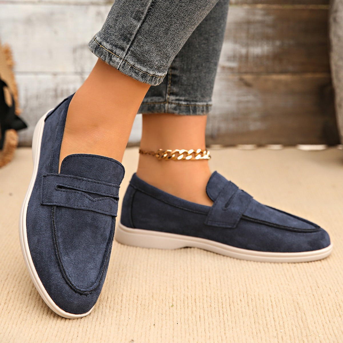 Damesloafer met bandje en witte zool in camel, zijaanzicht